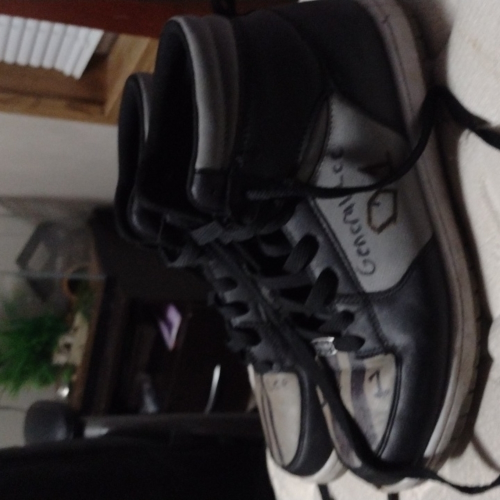 Shoes - Picture 2 of 4